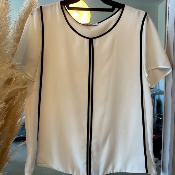 White blouse - Picture 1 of 2